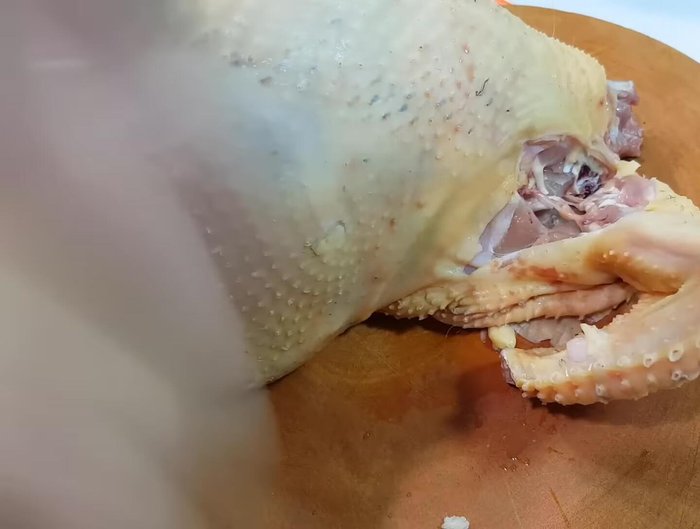 Sơ chế gà: Làm sạch gà, chặt gà thành từng miếng vừa ăn. Khứa nhẹ phần đùi và cánh để dễ thấm gia vị. Đặt riêng phần lòng, mề để chế biến riêng.