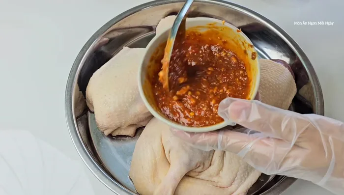 Ướp thịt vịt với sốt ít nhất 1 tiếng (có thể ướp vài tiếng trong ngăn mát tủ lạnh).