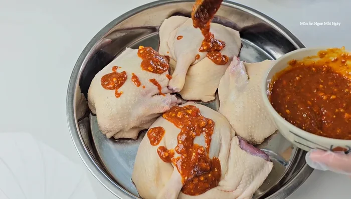 Ướp đậu bắp với phần sốt đã chừa riêng.
