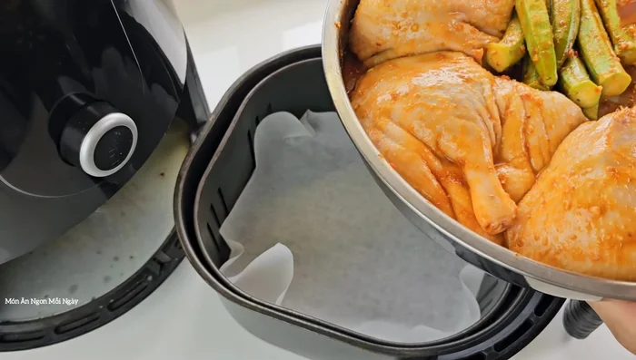 Lót giấy nướng vào nồi chiên không dầu. Xếp thịt vịt vào, lật da xuống. Nướng ở 150°C trong 20 phút, lật mặt và nướng tiếp 20 phút. Quét thêm sốt lên da vịt.