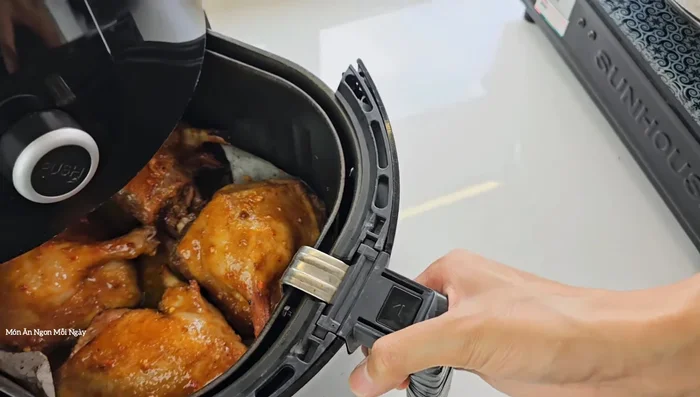 Cắt thịt vịt thành miếng vừa ăn.