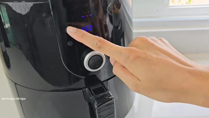 Tăng nhiệt độ lên 180°C, nướng tiếp đến khi vịt vàng đều (khoảng 6 phút nữa). Tổng thời gian nướng khoảng 46 phút.