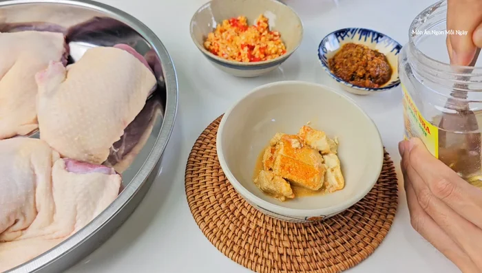 Pha sốt ướp: Trộn đều mạch nha, đường thốt nốt, bột xá xíu, dầu hào, sa tế, tỏi ớt băm. Chừa lại 1-1.5 muỗng canh sốt để ướp đậu bắp.