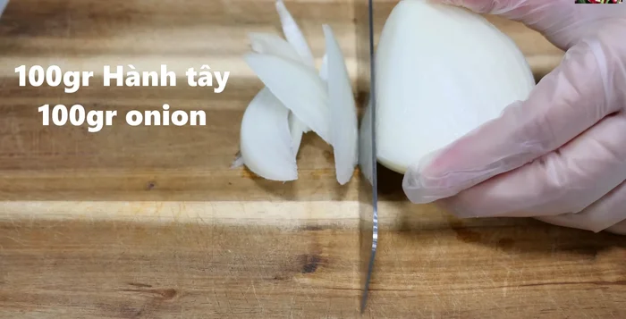 Cắt hành tây, ớt chuông, cà rốt thành sợi nhỏ, dày khoảng 4-5mm (108.52, 120.399, 149.519). Cắt nấm mỡ và nấm đùi gà thành lát mỏng (175.08, 192.2). Cắt cải bó xôi thành khúc ngắn (229.28).