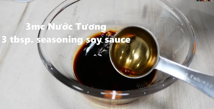 Pha sốt: Trộn nước tương, tương ớt, tương cà, mật ong, bột nêm chay, dầu hành phi và tiêu xay (235.599).