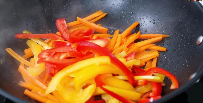 Xào cà rốt và ớt chuông: Xào nhanh với một chút dầu ăn, muối (358.759).