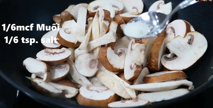 Xào nấm: Xào nấm với lửa trung bình cho đến khi ra nước, sau đó tăng lửa lớn, xào cho đến khi nấm rám vàng (395.72).
