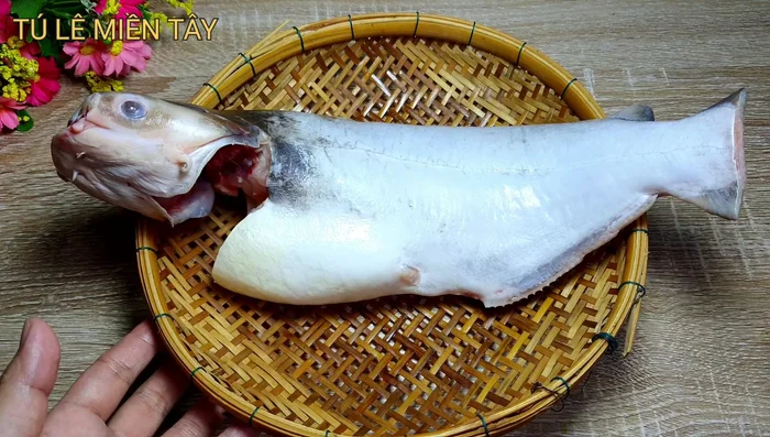 Làm sạch cá hú: Dùng nước sôi chần sơ qua cá để loại bỏ nhớt và mùi tanh. Có thể chà xát thêm chanh, muối.