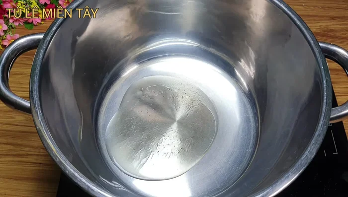Nấu canh: Cho nước vào nồi, đun sôi. Cho cá hú vào luộc sơ khoảng 5 phút cho cá chín tới nhưng không bị nát.
