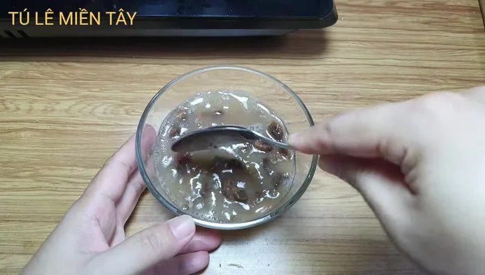 Thêm me: Ép lấy nước cốt me, cho vào nồi canh.