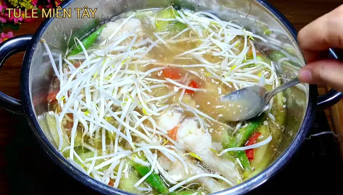 Thêm giá và rau: Tắt bếp, cho giá và rau ngò vào.