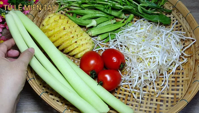 Sơ chế nguyên liệu: Rửa sạch bạc hà, cà chua, giá, đậu bắp, ngò gai, ngò ôm. Cắt nhỏ cà chua, đậu bắp, bạc hà, thơm. Cắt cá hú thành từng khúc vừa ăn (không nên cắt quá mỏng).