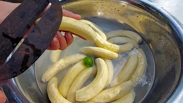 Bào chuối thành từng lát mỏng. Rửa lại cho sạch.