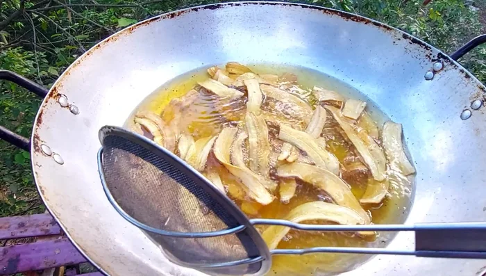 Vớt chuối ra để ráo dầu.