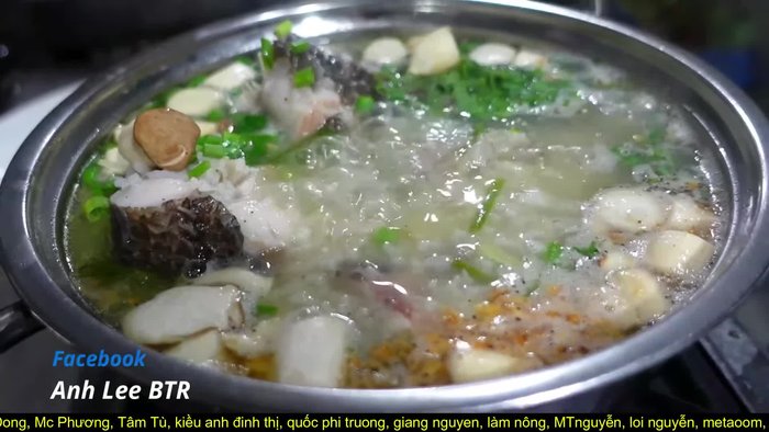 Làm sạch cá lóc, cắt thành ba phần to. Không cắt nhỏ.