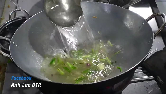 Cho khoảng 4-5 chén nước (1,2 - 1,5 lít) vào chảo phi thơm.