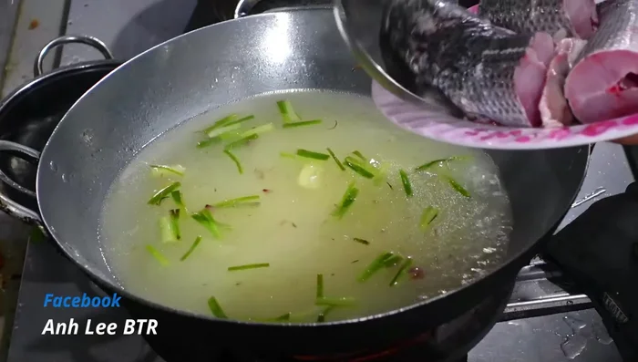 Thêm cá lóc vào nấu khoảng 50 phút, hoặc cho chín tới.