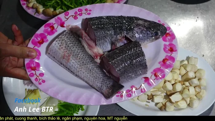 Làm sạch bao tử cá, bóp với chanh để hết nhớt.