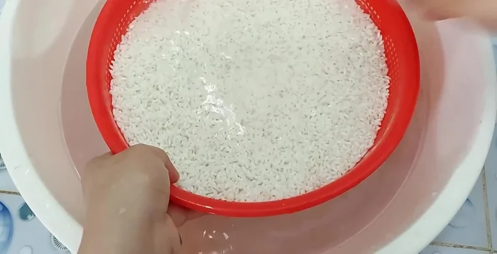 Vớt đậu đen ra, để ráo nước.