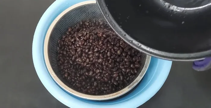 Đong nước luộc đậu đen (khoảng 650ml), bổ sung thêm nước cho đủ 800ml.