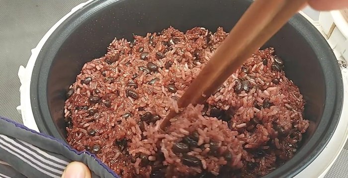Múc xôi ra, nếu thích ăn ngọt có thể cho thêm đường.