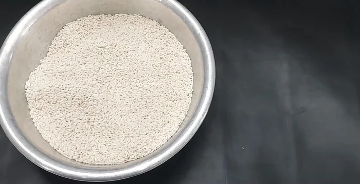 Vo sạch gạo nếp và đậu đen. Ngâm đậu đen với 1.5 lít nước sạch (có thể pha chút nước ấm) khoảng 2 tiếng. Ngâm gạo nếp với nước và chút muối khoảng 30 phút.