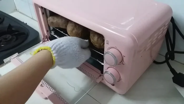 Lật khoai lang và nướng tiếp 10 phút nữa.