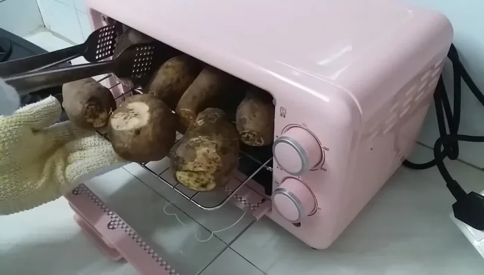 Tắt lò, để khoai lang trong lò thêm 30 phút nữa cho khoai chín đều.