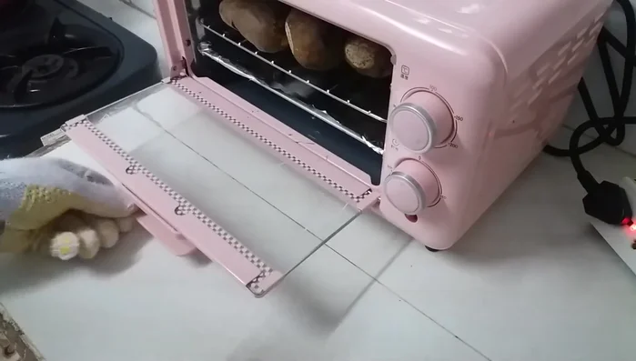 Lấy khoai lang ra khỏi lò (cẩn thận vì rất nóng).