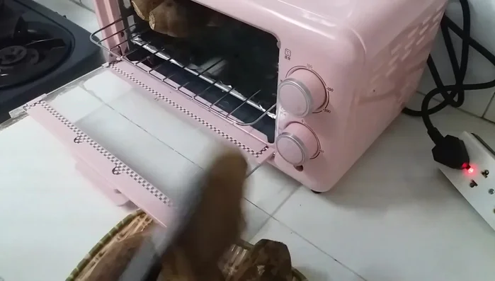 Dùng giấy bạc lót bên dưới để giữ nước khoai lang không chảy ra.