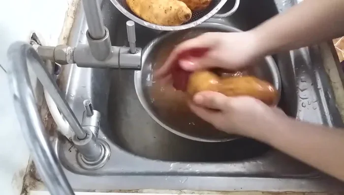 Rửa sạch khoai lang 1-2 lần cho thật sạch.