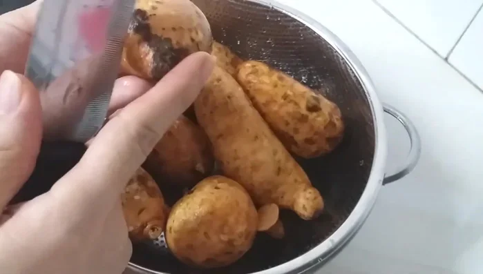 Cắt bỏ hai đầu củ khoai lang.