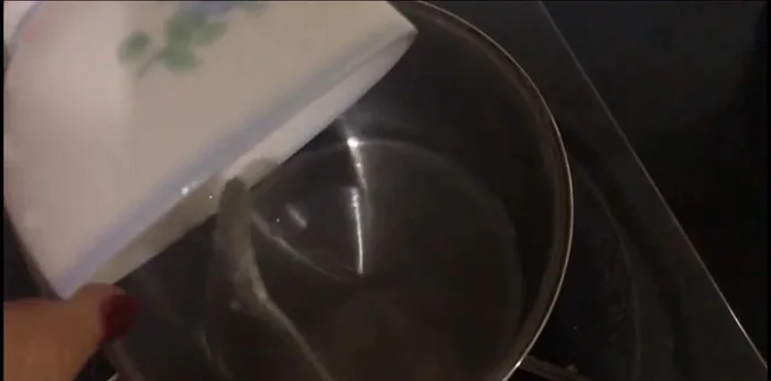 Bắc nồi cháo lên bếp, cho dầu ăn vào, phi thơm hành.
