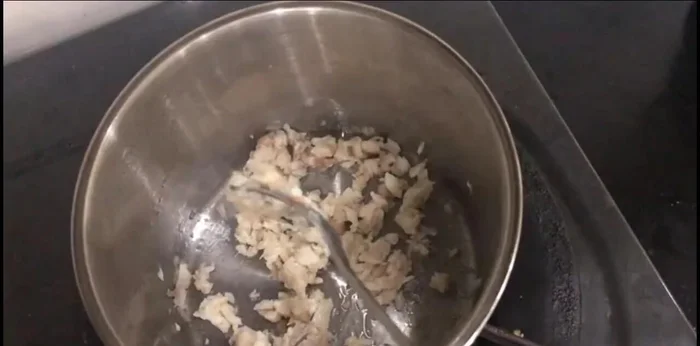 Cho cháo vào nồi, thêm nước nếu cần, đun sôi.