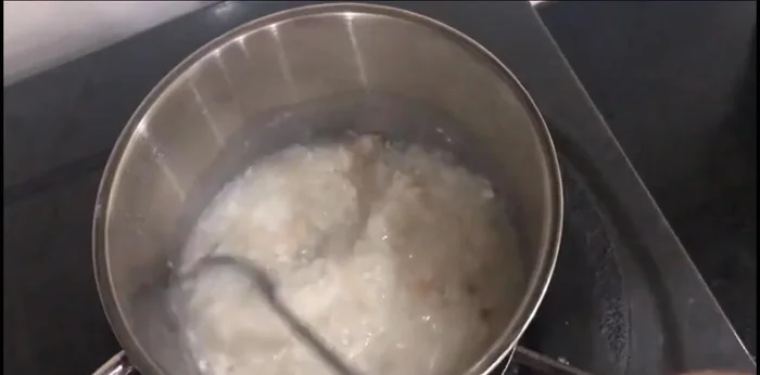 Đảo đều tay, cho rau dền vào.