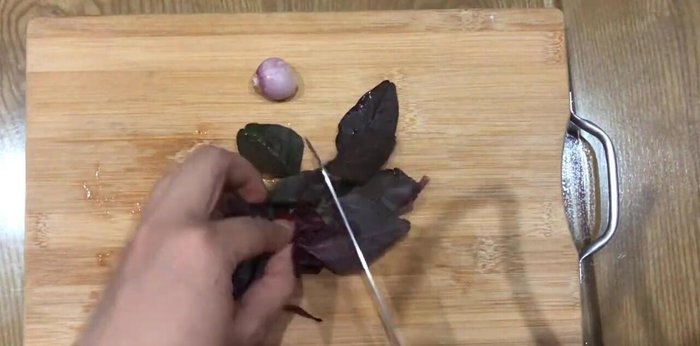 Băm nhỏ rau dền và hành tím (băm nhuyễn hơn nếu bé ăn chưa tốt).