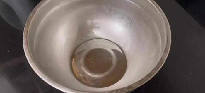 Cho kem tươi và 50g đường vào âu, đánh bông với tốc độ cao nhất. Khi kem hơi đặc lại, giảm tốc độ trung bình, tiếp tục đánh đến khi bông cứng.
