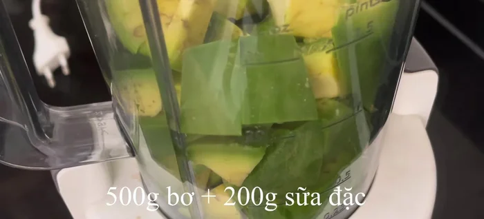 Cắt nhỏ bơ và cho vào máy xay sinh tố cùng 200g sữa đặc và 100g nước cốt dừa. Xay nhuyễn hỗn hợp.