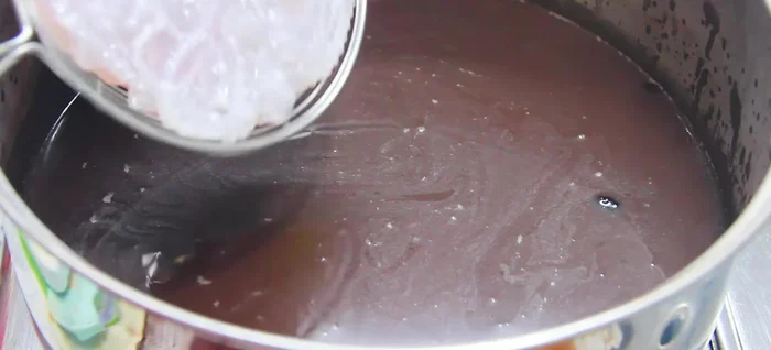 Đun sôi lại chè trên lửa lớn, sau đó giảm lửa nhỏ nhất, đun thêm khoảng 2 phút (311.009, 414.25).