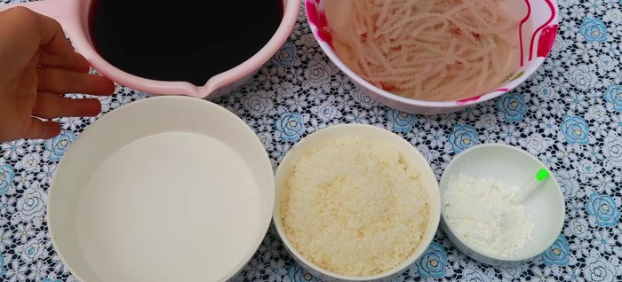 Vo sạch đậu đen 2-3 lần nước, ngâm trong nước khoảng 4 tiếng (35.61).