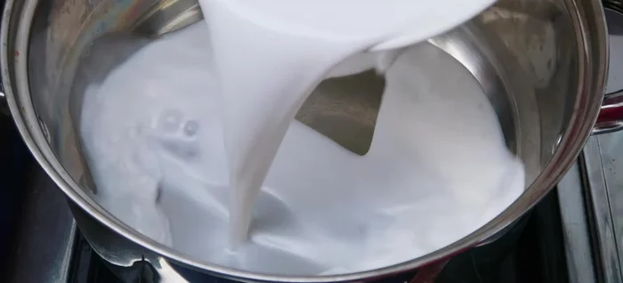 Làm nước cốt dừa: Đun 400ml nước cốt dừa, 50g đường, 1/3 muỗng cà phê muối, 3 lá dứa trên lửa nhỏ, khuấy đều đến khi sôi lăn tăn (477.79, 492.79, 500.29).