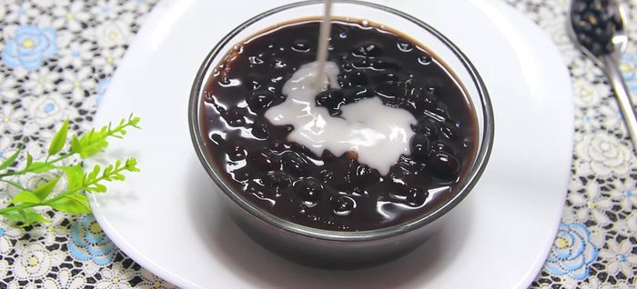 Múc chè ra chén, chan nước cốt dừa lên trên. Có thể thêm đậu phộng rang (517.69, 529.88).