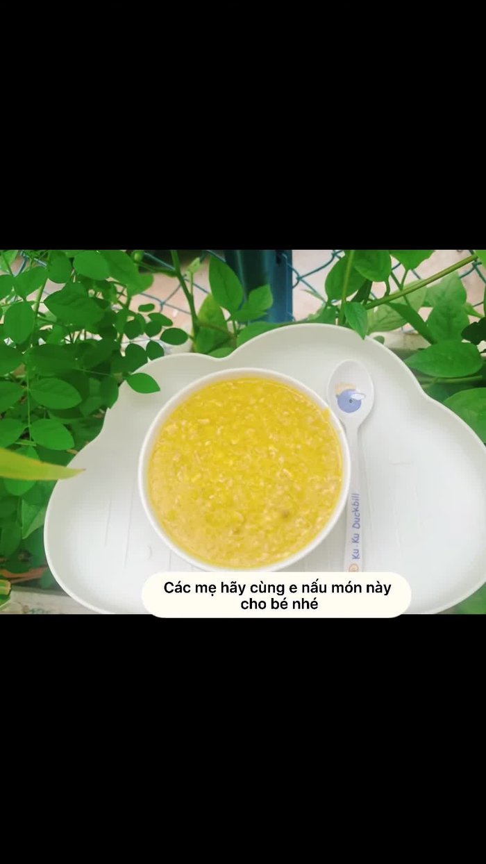 Sơ chế nguyên liệu: làm sạch óc heo, bí đỏ, gạo. (Các bước sơ chế cụ thể không có trong transcript)