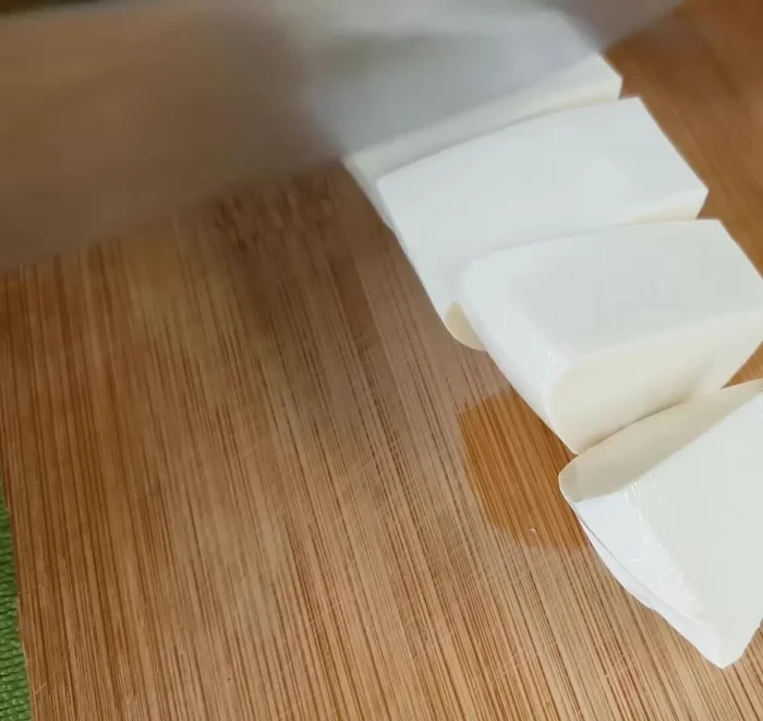 Cắt đậu hũ non thành từng miếng dày khoảng 2cm, ngâm vào nước muối để giữ độ thơm.