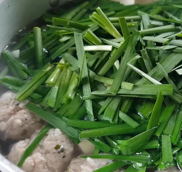 Cho hẹ vào, đảo đều và tắt bếp.
