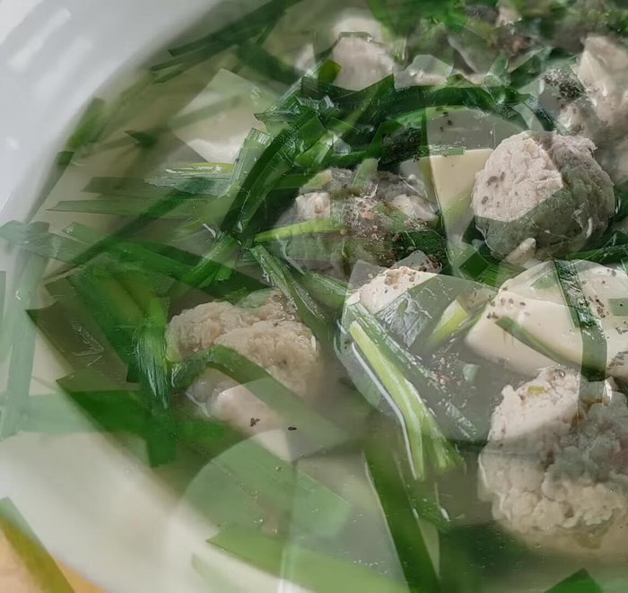 Múc canh ra tô, rắc thêm tiêu xay và thưởng thức khi còn nóng.