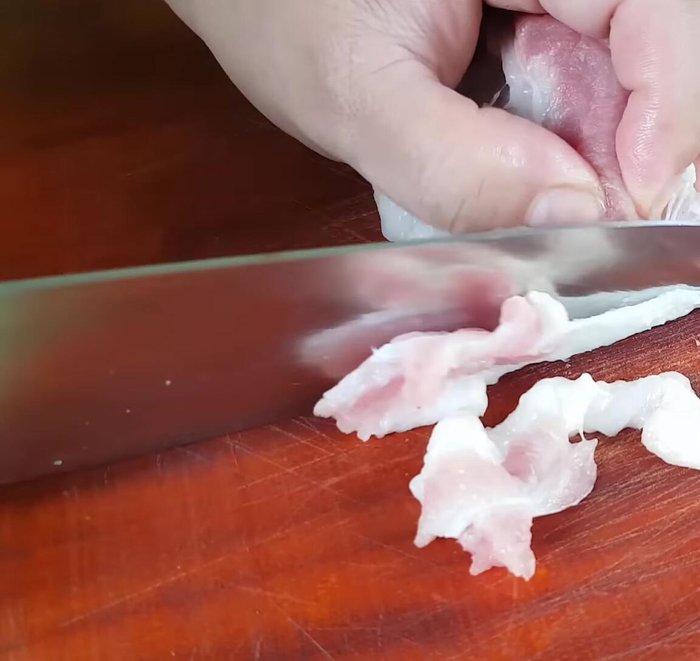 Cắt thịt ba rọi thành lát mỏng, băm nhỏ cùng với hành tím.