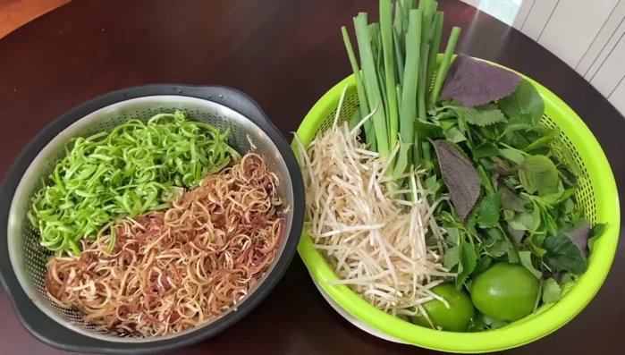 Rửa sạch cà chua, các loại rau, để ráo. Ngâm hoa chuối và rau muống với nước, muối và chanh để giữ màu tươi sáng.