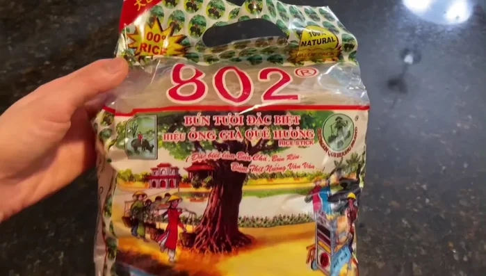 Nếu dùng bún khô, trụng sơ qua nước sôi, rửa nước lạnh và để ráo.