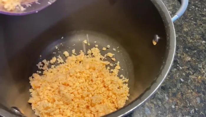Cho tôm khô xay, 1 pound thịt heo xay, 5 trứng gà vào nồi. Thêm hũ gạch tôm, hũ gạch cua, sả băm, hành tím băm, gia vị: muối, tiêu, đường, mắm tôm. Trộn đều.